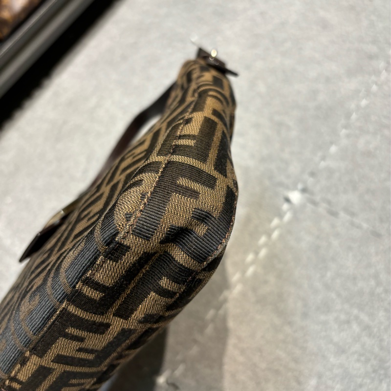 🏷️ Fendi 牛角法棍包-18