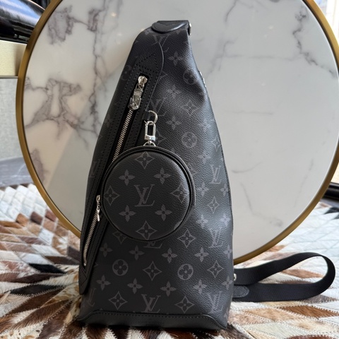 LV M30936Duo系列黑灰Monogram牛皮斜背包胸口包
