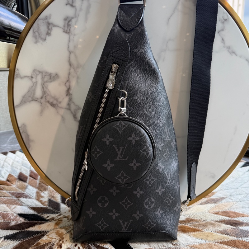 LV M30936Duo系列黑灰Monogram牛皮斜背包胸口包-1