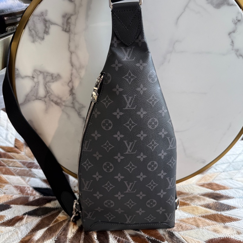 LV M30936Duo系列黑灰Monogram牛皮斜背包胸口包-2