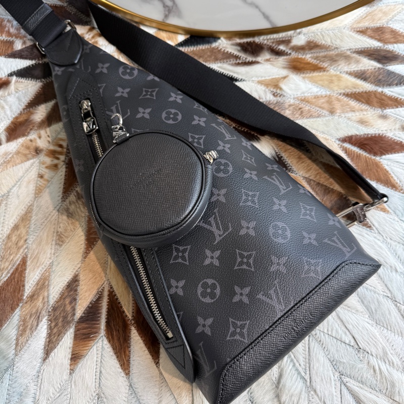 LV M30936Duo系列黑灰Monogram牛皮斜背包胸口包-3