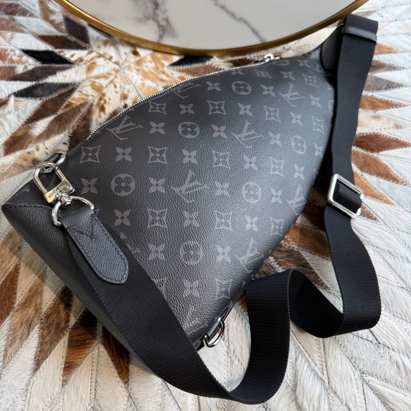 LV M30936Duo系列黑灰Monogram牛皮斜背包胸口包-4