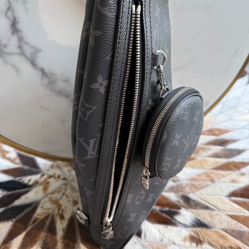 LV M30936Duo系列黑灰Monogram牛皮斜背包胸口包-5