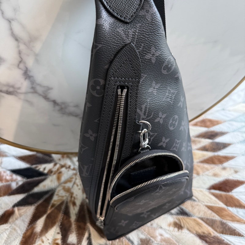 LV M30936Duo系列黑灰Monogram牛皮斜背包胸口包-6