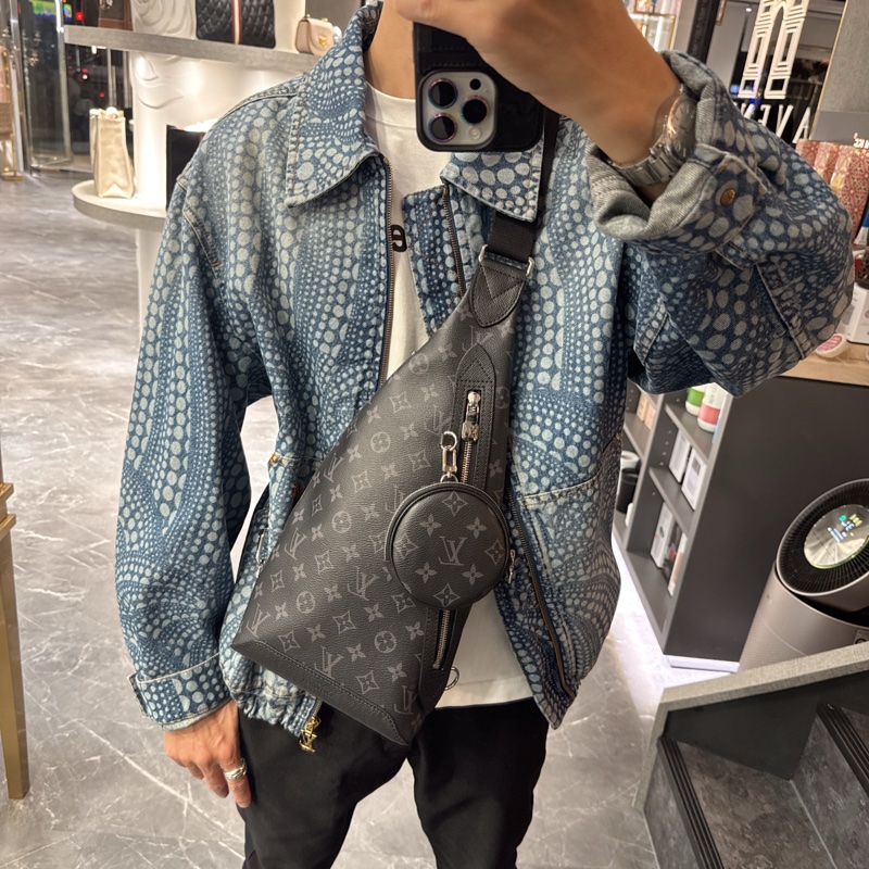 LV M30936Duo系列黑灰Monogram牛皮斜背包胸口包-7