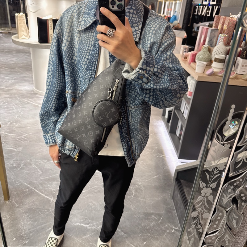 LV M30936Duo系列黑灰Monogram牛皮斜背包胸口包-8