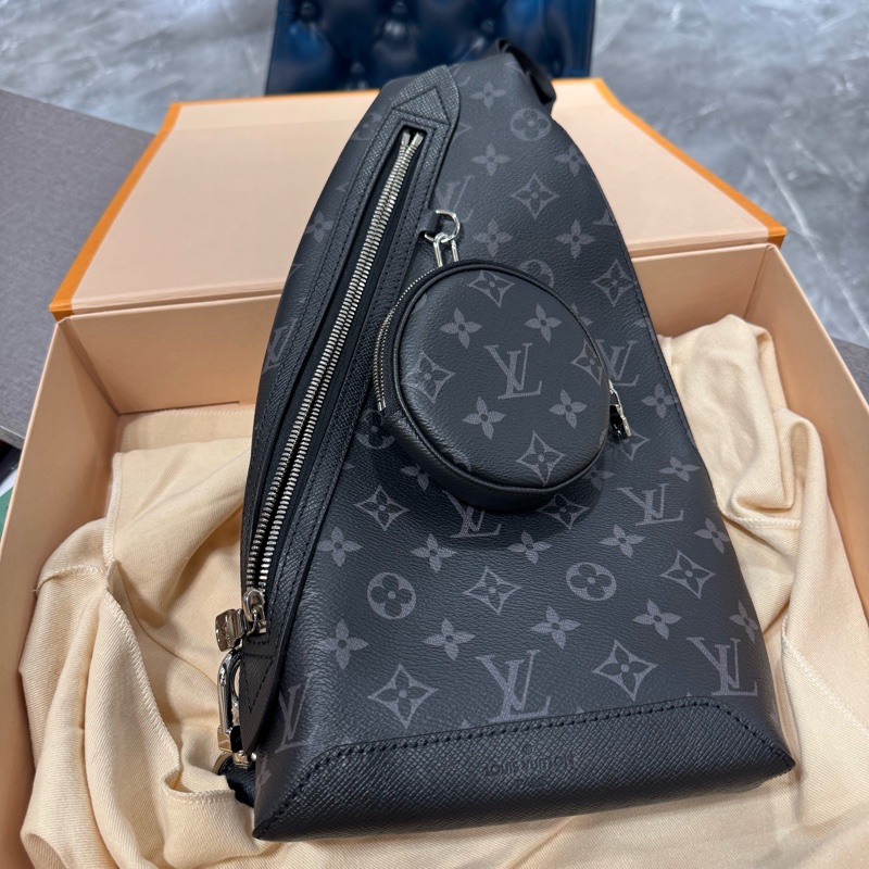 LV M30936Duo系列黑灰Monogram牛皮斜背包胸口包-9