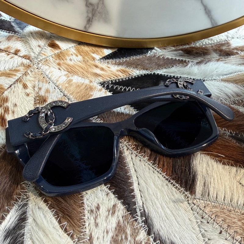 CHANEL深藍皮革鑲嵌水鑽皮穿練太陽眼鏡-1