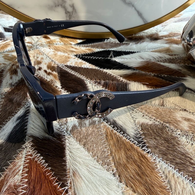 CHANEL深藍皮革鑲嵌水鑽皮穿練太陽眼鏡-3