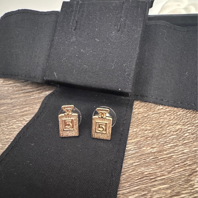 Chanel No.5號限量絕版香水瓶 logo淡金釦耳針 耳環-6