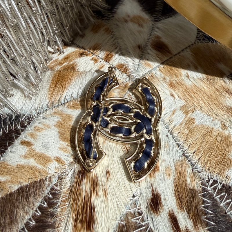 Chanel 啞光金色配海軍藍皮革皮穿練雙C胸針-3