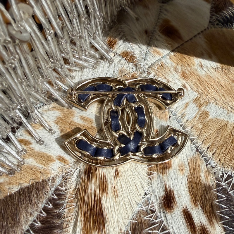 Chanel 啞光金色配海軍藍皮革皮穿練雙C胸針-4