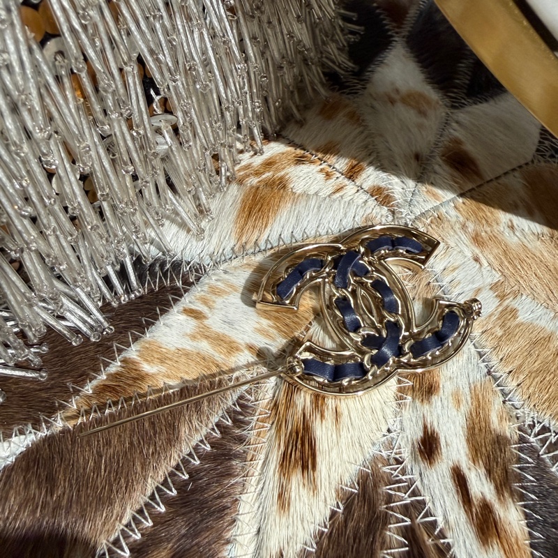 Chanel 啞光金色配海軍藍皮革皮穿練雙C胸針-5