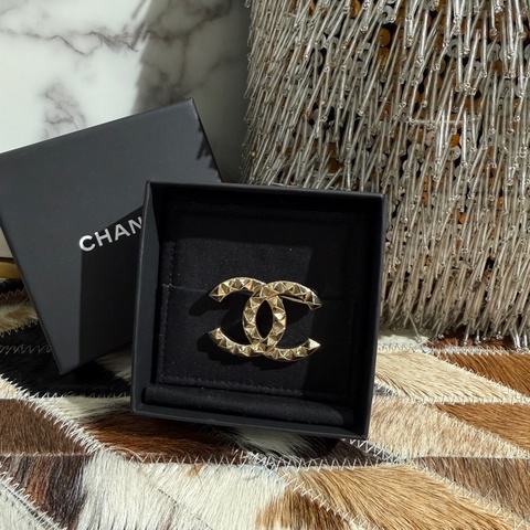 CHANEL 淡金立體铆釘雙C胸針