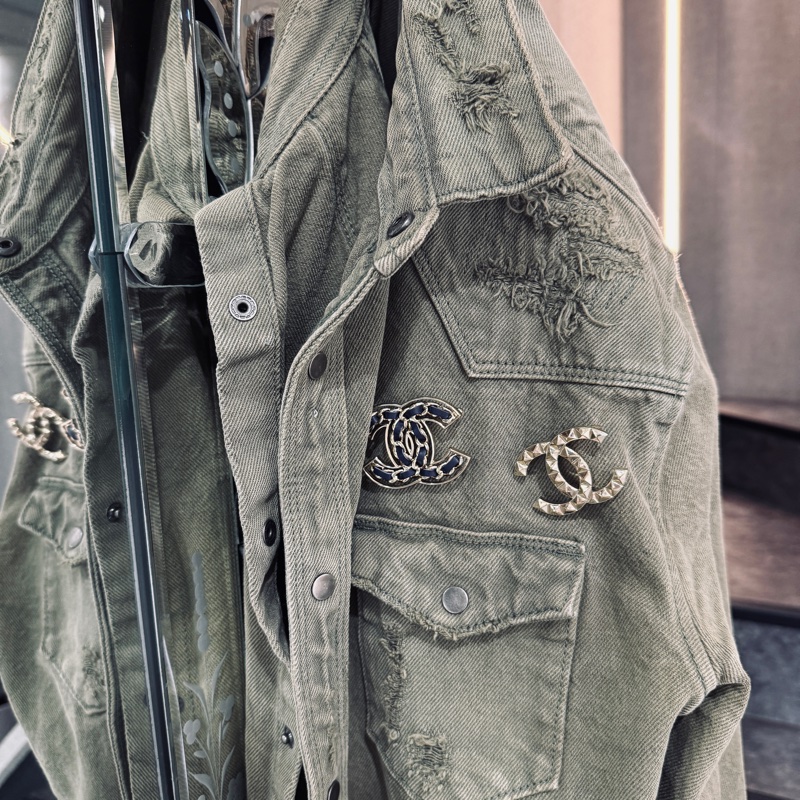 CHANEL 淡金立體铆釘雙C胸針-1