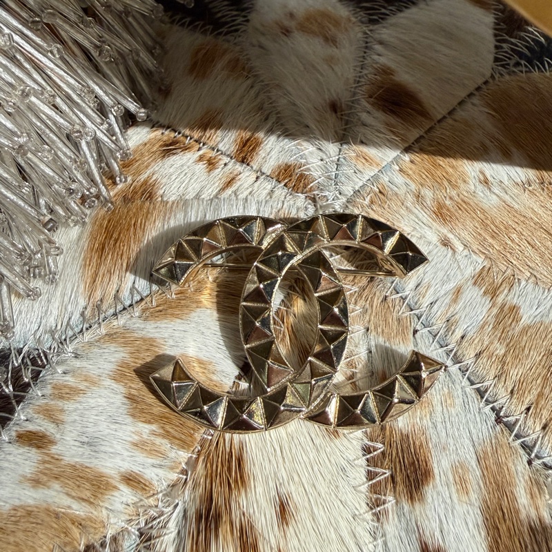 CHANEL 淡金立體铆釘雙C胸針-3