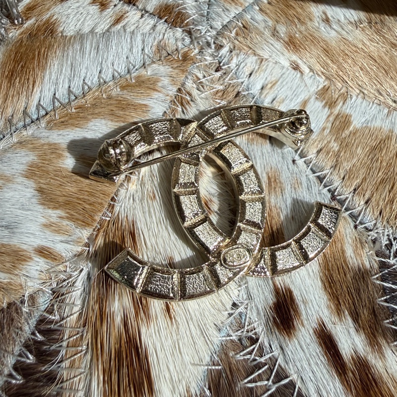 CHANEL 淡金立體铆釘雙C胸針-4