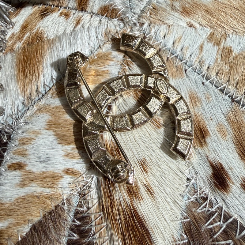CHANEL 淡金立體铆釘雙C胸針-5