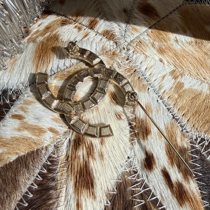 CHANEL 淡金立體铆釘雙C胸針-6