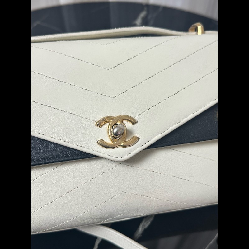 Chanel黑白拼色V紋口蓋包羊皮-1