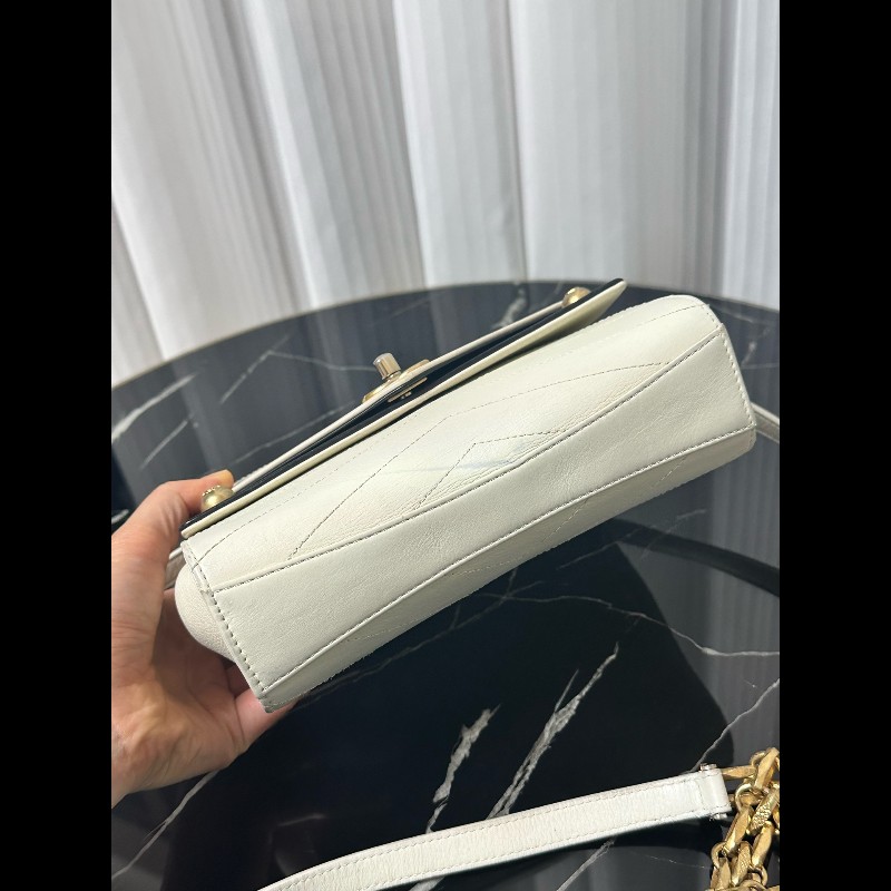 Chanel黑白拼色V紋口蓋包羊皮-4