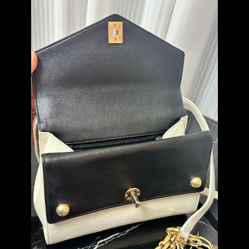 Chanel黑白拼色V紋口蓋包羊皮-7