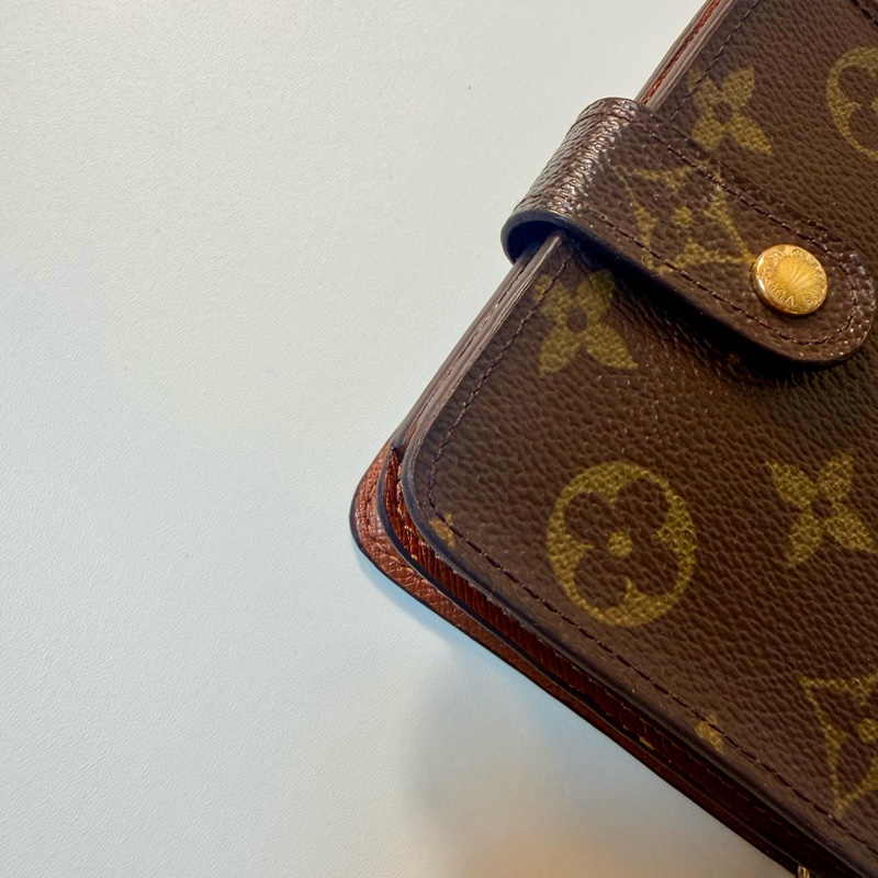 ✔️LV Louis Vuitton 路易威登 Monogram M61667 老花金釦拉鏈短夾-6