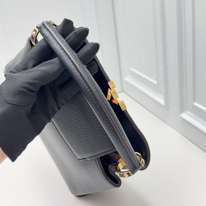 LV路易威登Capucines BB 黑色牛皮經典黑金款-8