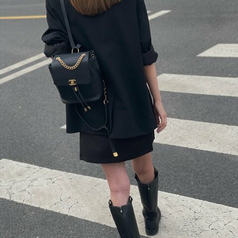 CHANEL黑金季節款牛皮後背包 18*24*11 98新配件購證塵袋