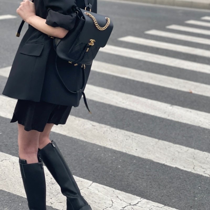 CHANEL黑金季節款牛皮後背包 18*24*11 98新配件購證塵袋-1