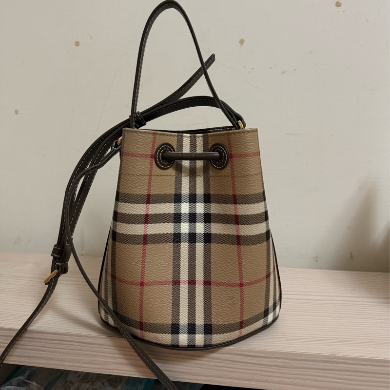 Burberry迷你格紋水桶包-4