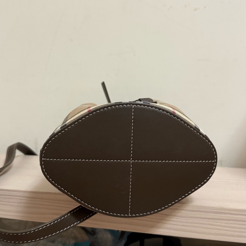 Burberry迷你格紋水桶包-7