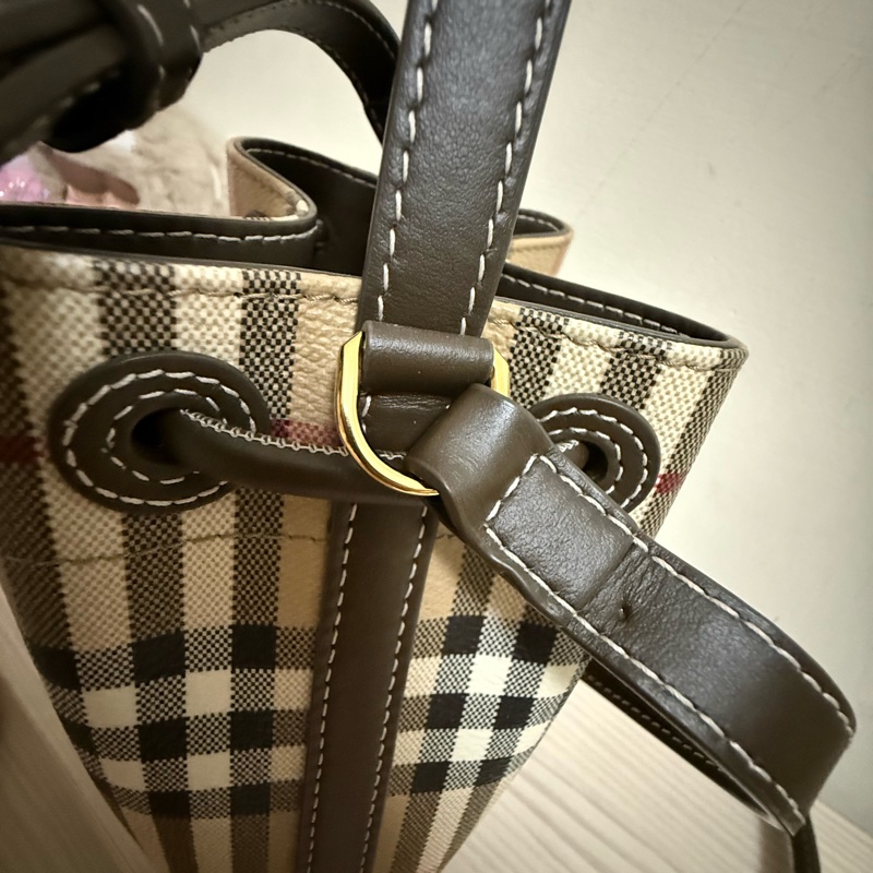Burberry迷你格紋水桶包-10