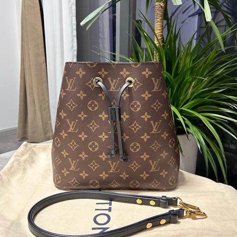 LV路易威登！芯片款經典Neo黑水桶，黑色比較低調不過時，容量妥妥噠 ，尺寸約26×26×17.5c