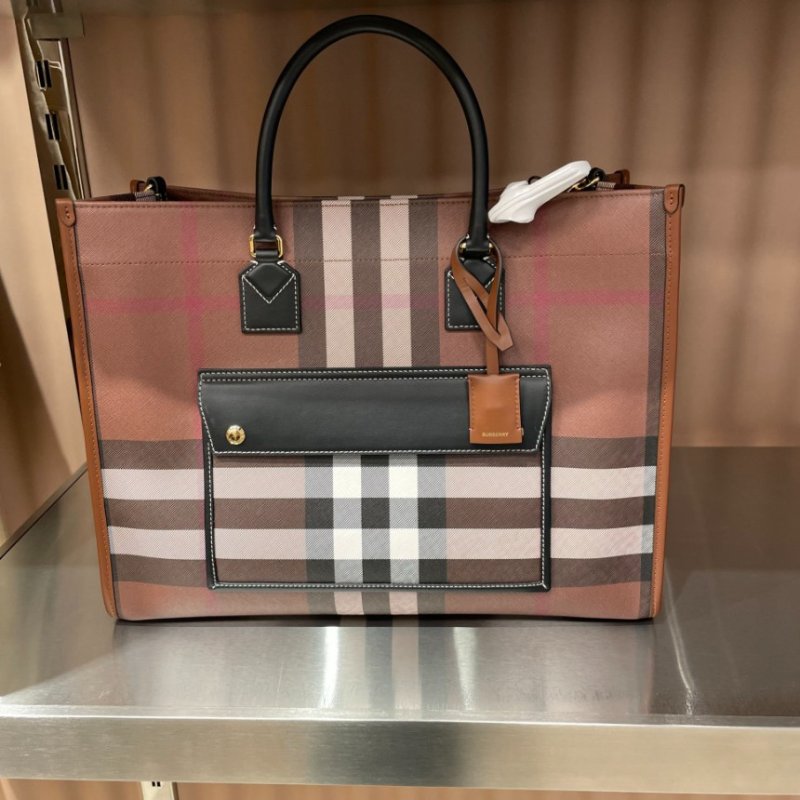 🎉新品好折扣✨Burberry 80696601 中款 Freya 芙蕾雅托特包 深樺木棕-1