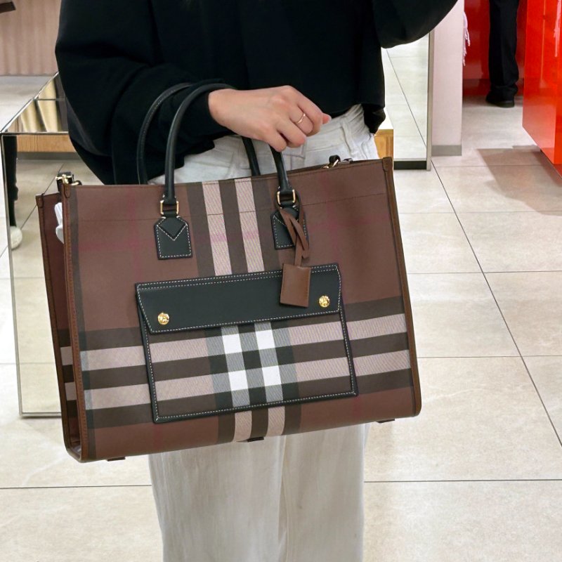 🎉新品好折扣✨Burberry 80696601 中款 Freya 芙蕾雅托特包 深樺木棕-8