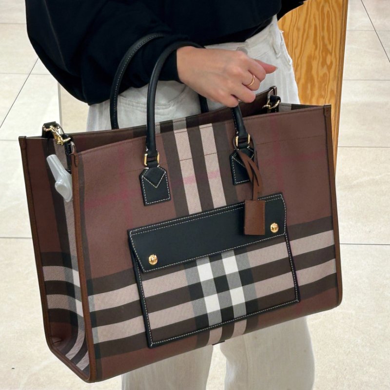 🎉新品好折扣✨Burberry 80696601 中款 Freya 芙蕾雅托特包 深樺木棕-9