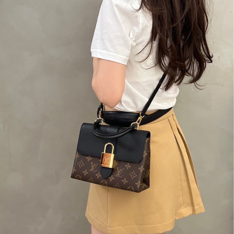 LV M44141經典LOCKY BB Monogram帆布牛皮飾邊磁釦手提包 斜背包（黑色）-2