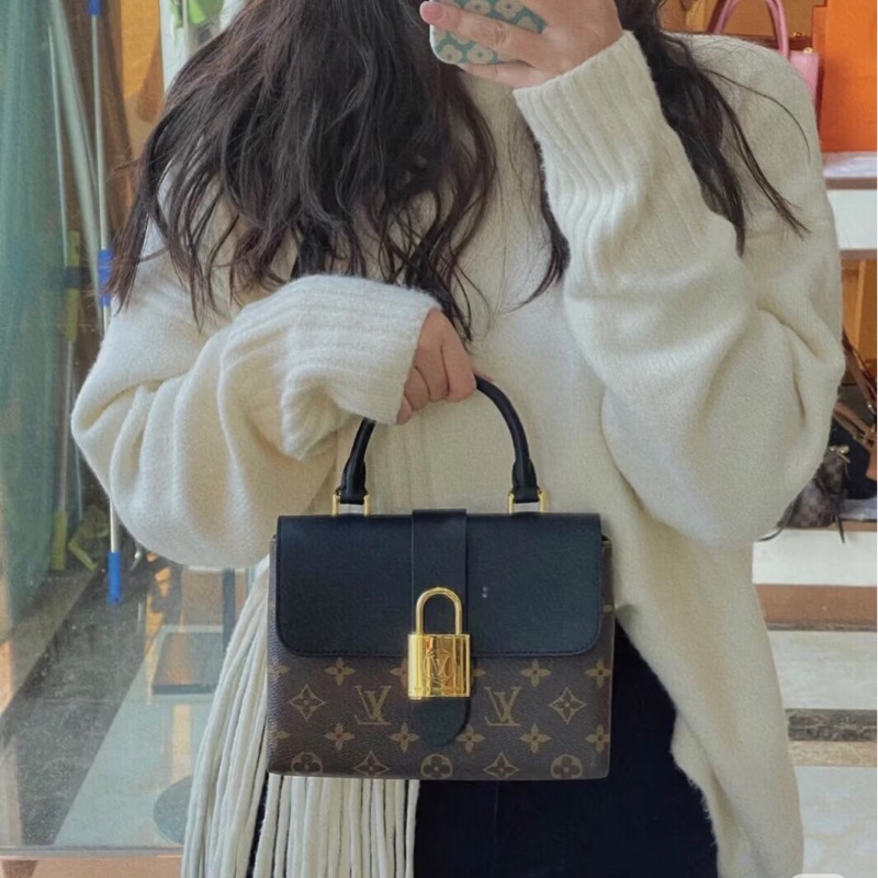 LV M44141經典LOCKY BB Monogram帆布牛皮飾邊磁釦手提包 斜背包（黑色）-3