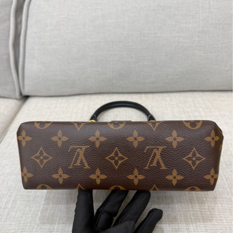 LV M44141經典LOCKY BB Monogram帆布牛皮飾邊磁釦手提包 斜背包（黑色）-13