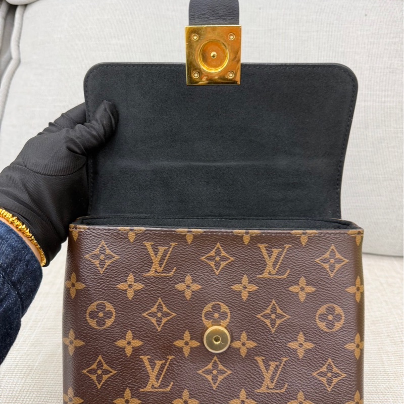 LV M44141經典LOCKY BB Monogram帆布牛皮飾邊磁釦手提包 斜背包（黑色）-17