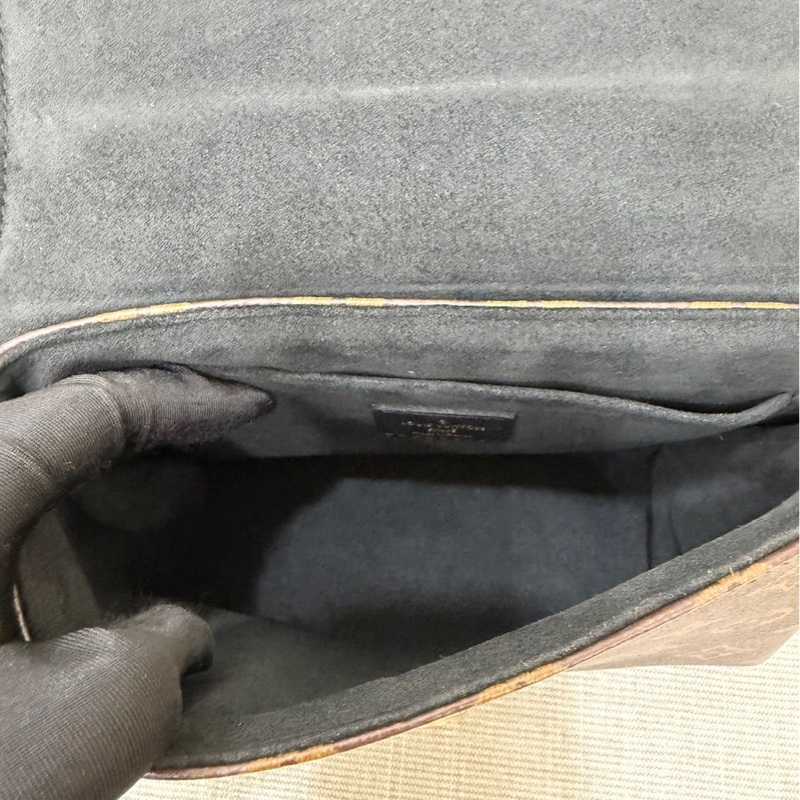 LV M44141經典LOCKY BB Monogram帆布牛皮飾邊磁釦手提包 斜背包（黑色）-19