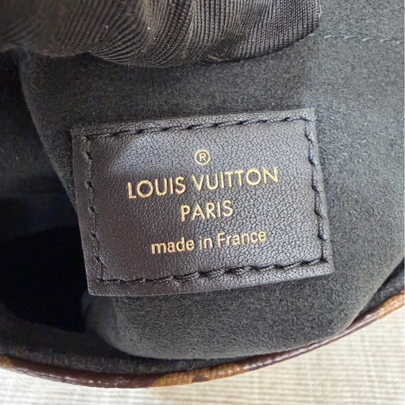 LV M44141經典LOCKY BB Monogram帆布牛皮飾邊磁釦手提包 斜背包（黑色）-21