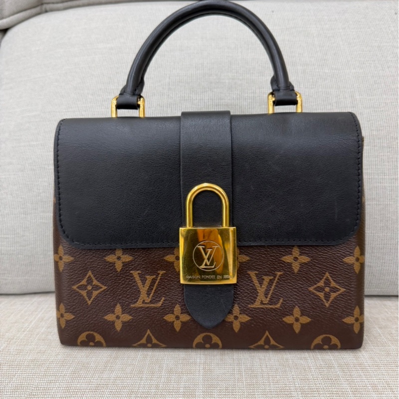 LV M44141經典LOCKY BB Monogram帆布牛皮飾邊磁釦手提包 斜背包（黑色）-25