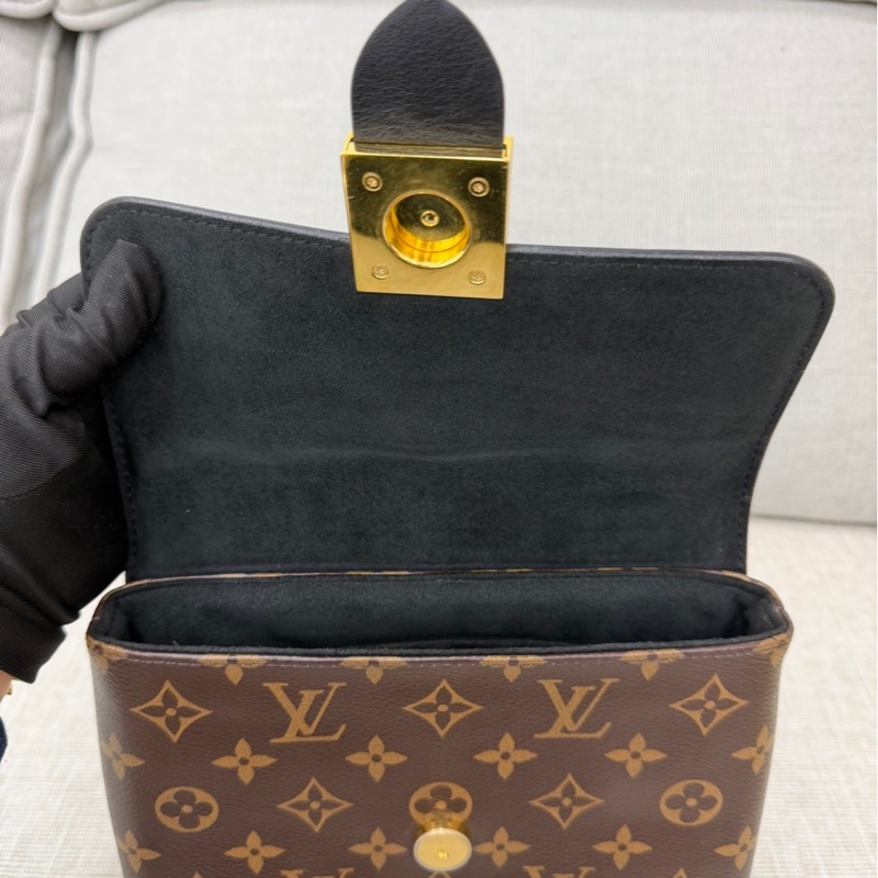 LV M44141經典LOCKY BB Monogram帆布牛皮飾邊磁釦手提包 斜背包（黑色）-47