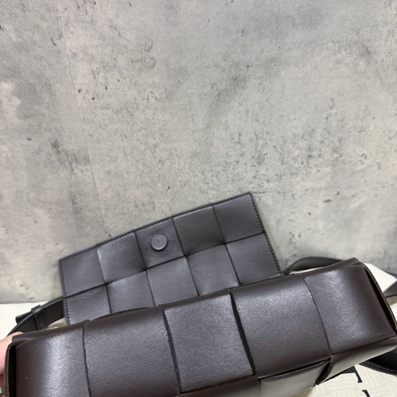 「年末特價」Bottega Veneta Cassette Bag fondant 深咖啡色.BV經典15格卡帶包-1
