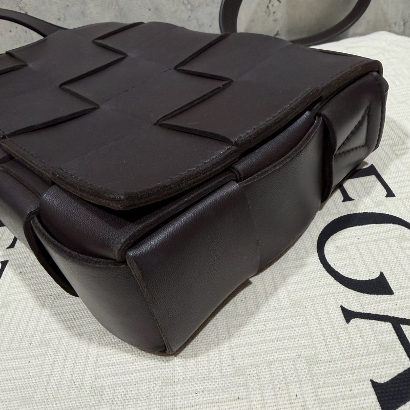 「年末特價」Bottega Veneta Cassette Bag fondant 深咖啡色.BV經典15格卡帶包-2