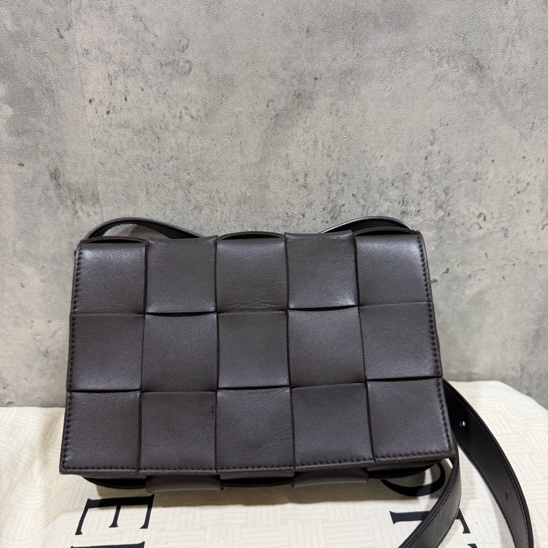 「年末特價」Bottega Veneta Cassette Bag fondant 深咖啡色.BV經典15格卡帶包-5