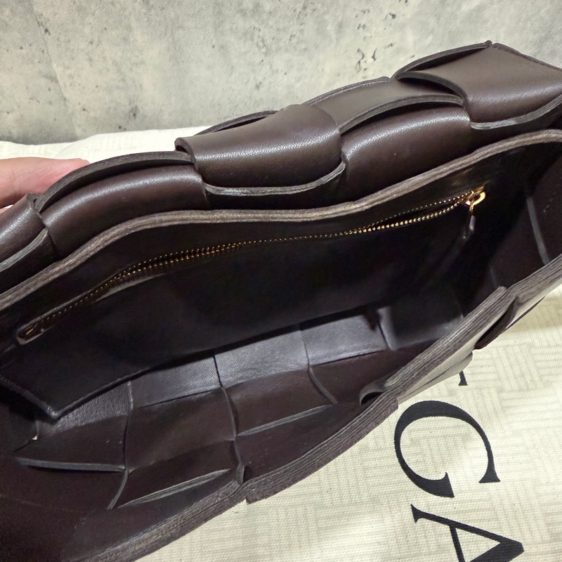 「年末特價」Bottega Veneta Cassette Bag fondant 深咖啡色.BV經典15格卡帶包-8