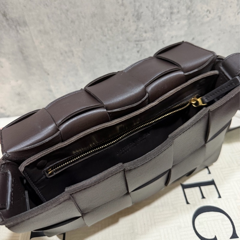 「年末特價」Bottega Veneta Cassette Bag fondant 深咖啡色.BV經典15格卡帶包-9